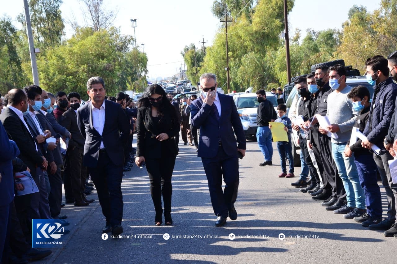 بەوێنە... هەزاران هاووڵاتی لە چاوەڕوانیی تەرمی فرسەت سۆفیدان 